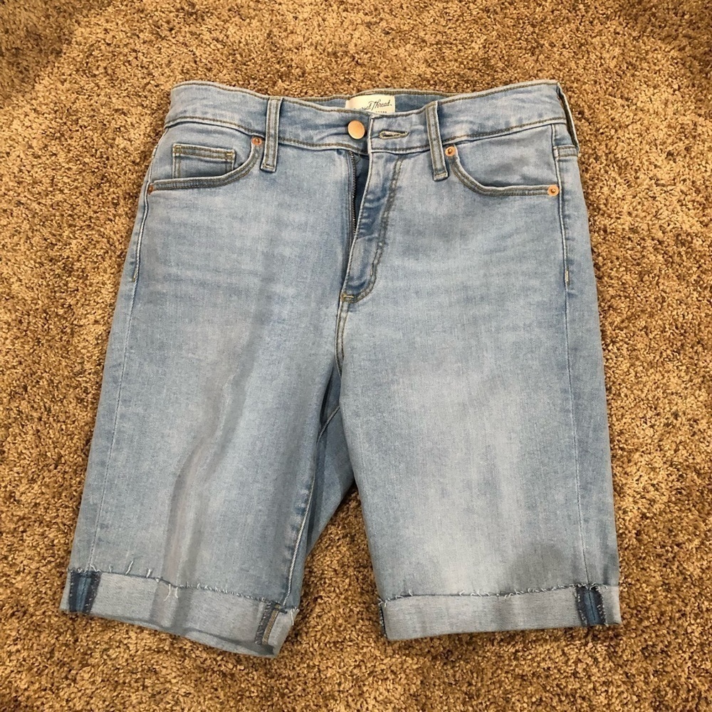 Universal Thread Bermuda Jean Shorts / NWT/ High Rise/ Size 6 - Picture 4 of 11